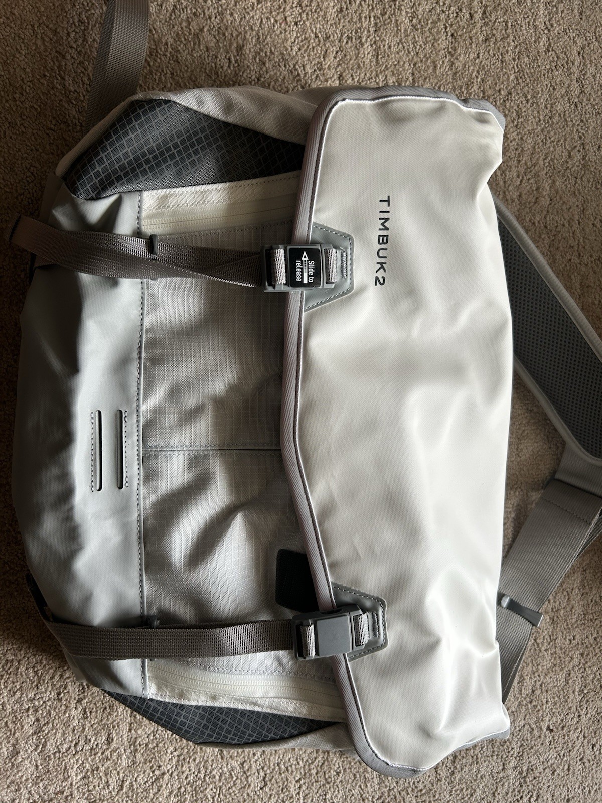 Timbuk2 Gray Messenger Bag Shoulder Strap Adjustable/Padded, Buckle Zip