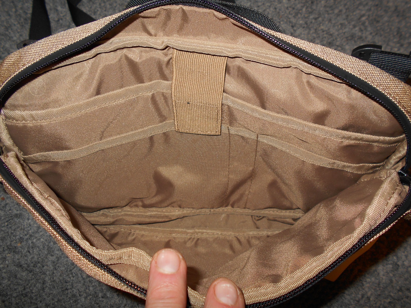 DOUGHNUT NEW! W/TAGS CORDURA FABRIC 11X7.5 KHAKI CROSSBODY UTILITY BAG
