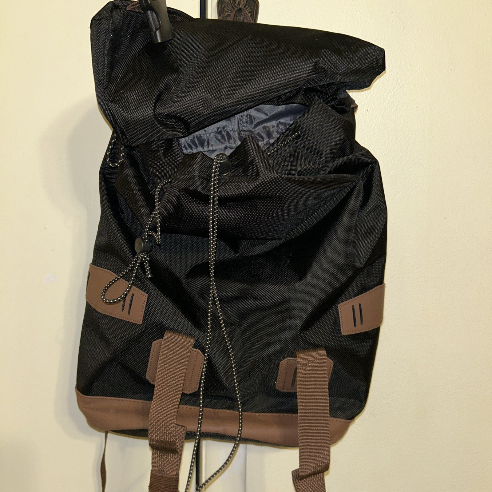 X-Ray X-Large Backpack Black/Brown Adjustable Straps Lots Of Pockets Very Nice