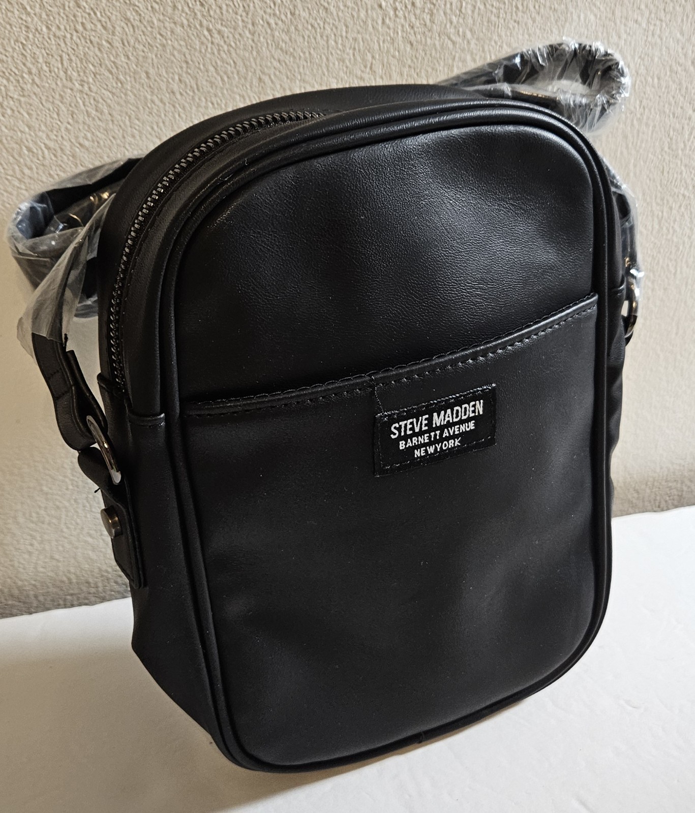 New Steve Madden Men’s Shoulder Sling Bag Black 7in x 9in x 2in