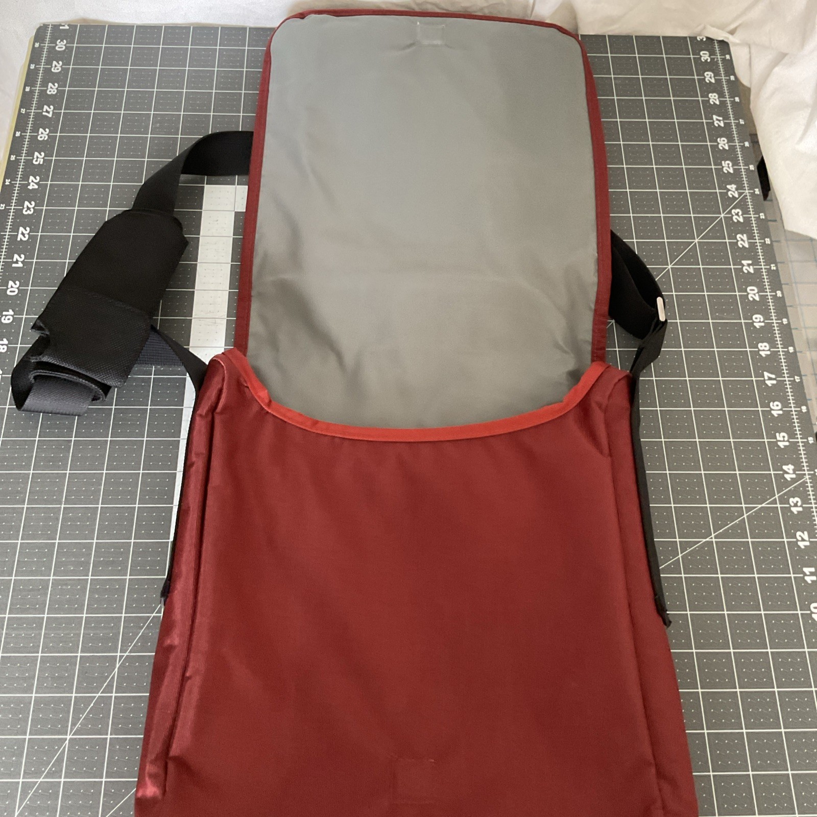 Victorinox Swiss Army Messenger Bag laptop school bag Rust Red & Black Nylon