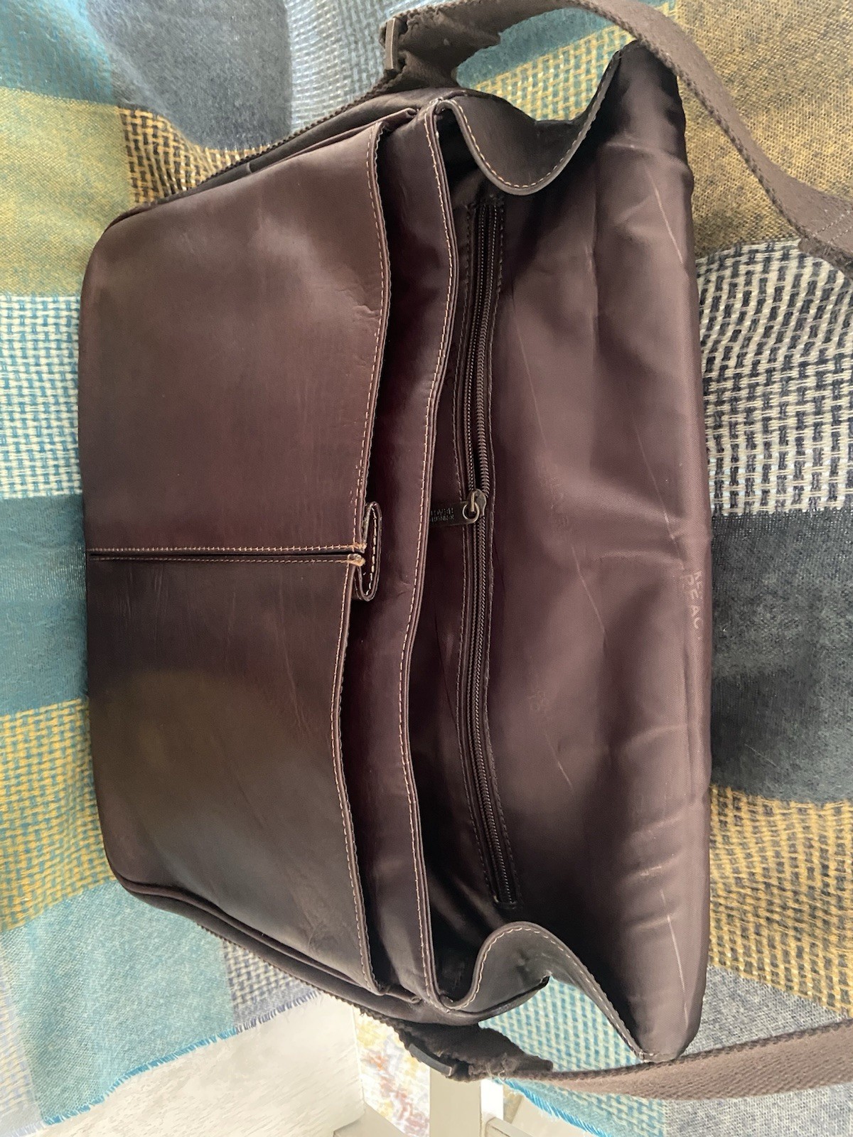 kenneth cole reaction leather messenger bag
