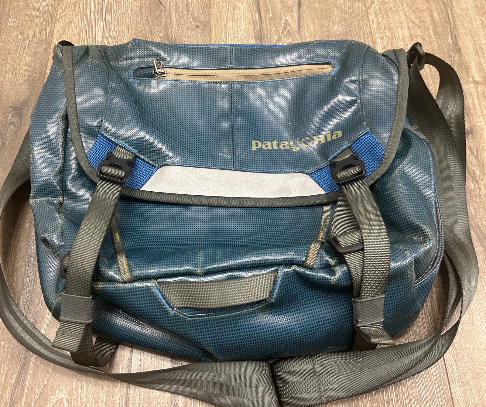 Patagonia Black Hole Mini Messenger Bag Blue 49320 FLAWS