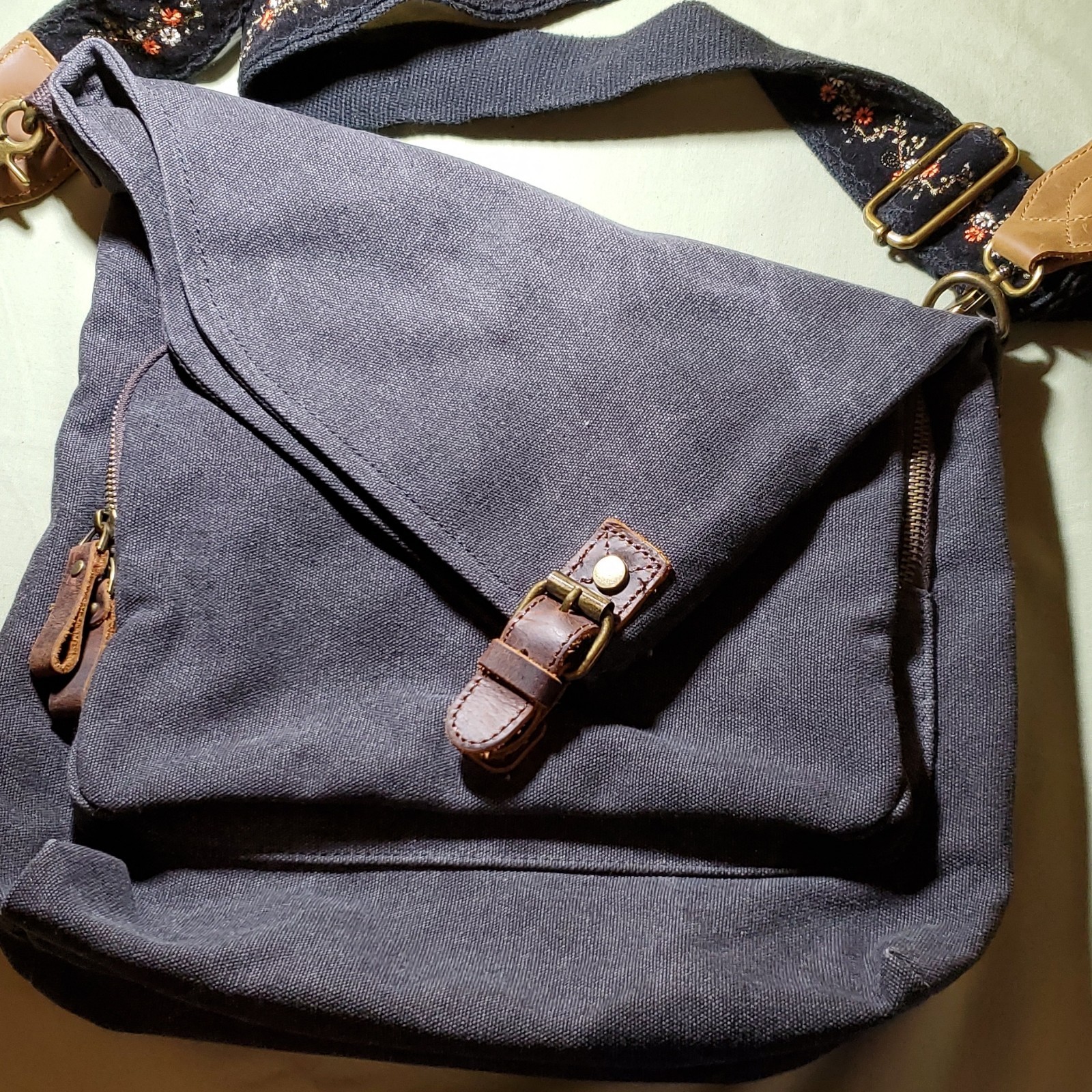 AmHoo Black Canvas Messenger Bag. Adjustable Strap and Inner Pockets.