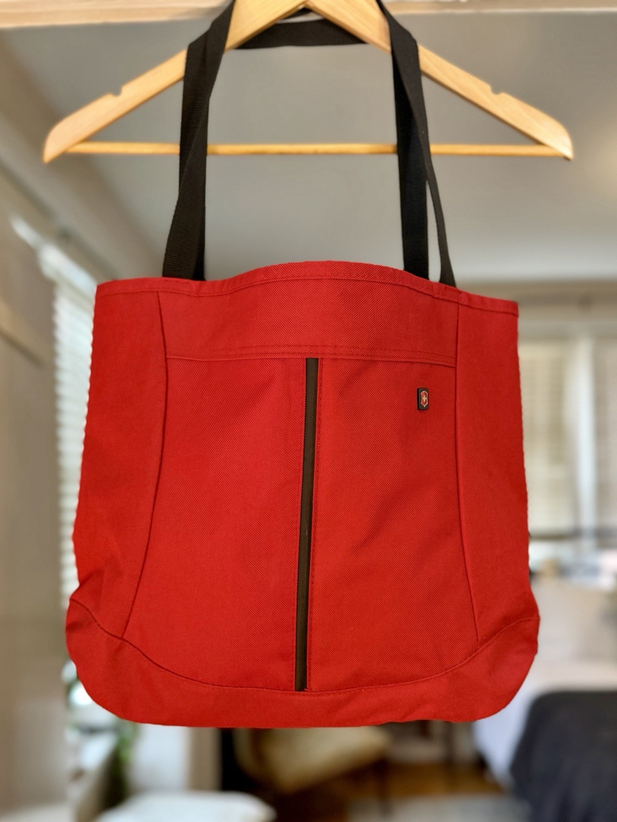 Victorinox Swiss Army Red Tote Bag Black Straps Classic Vertical Zipper Pocket