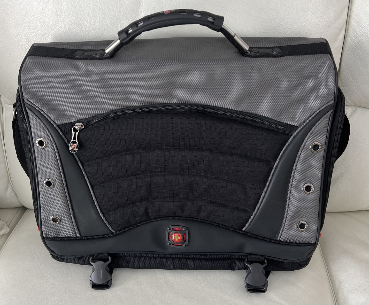 Swiss Gear Messenger Bag School or Business Bag 17 in Lapto with 5 pockets