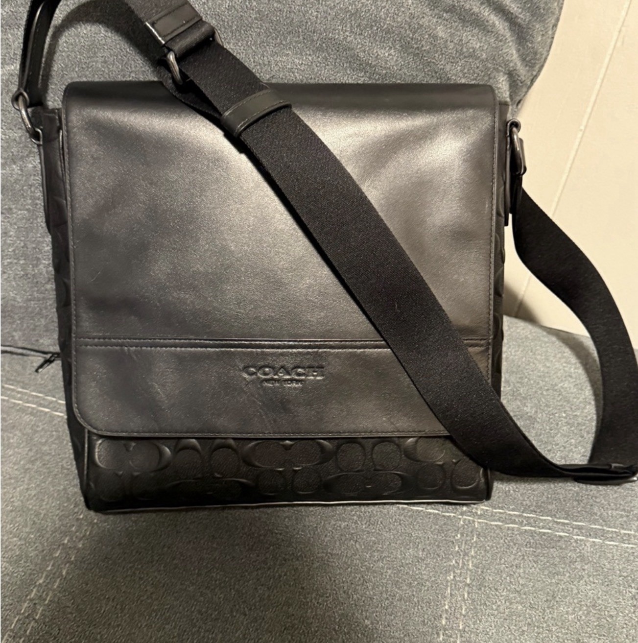 Coach Black Messenger Bag Magnetic Closure Adjustable Strap Pockets