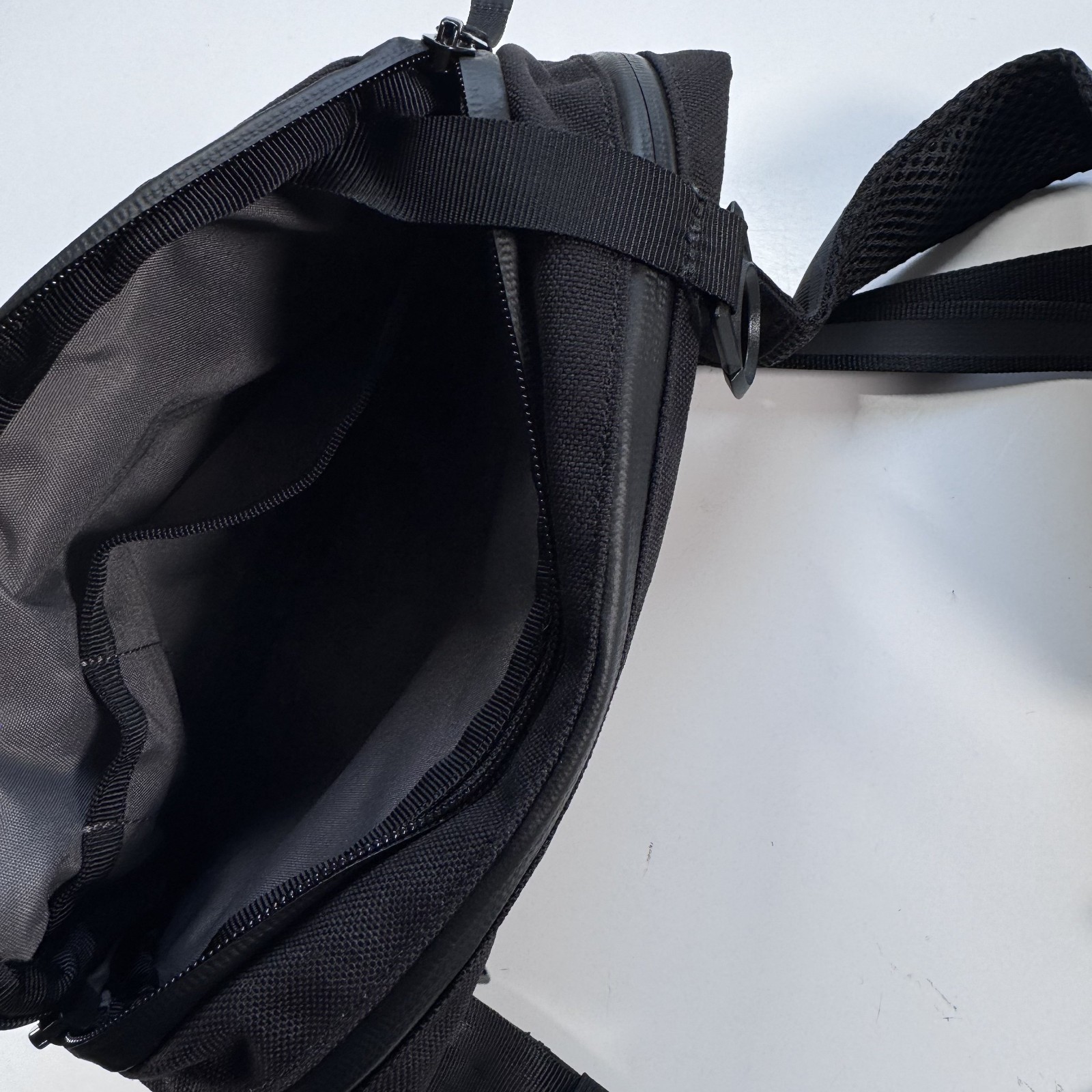 CHROME INDUSTRIES Barrage 5L Sling Crossbody Bag Small Black