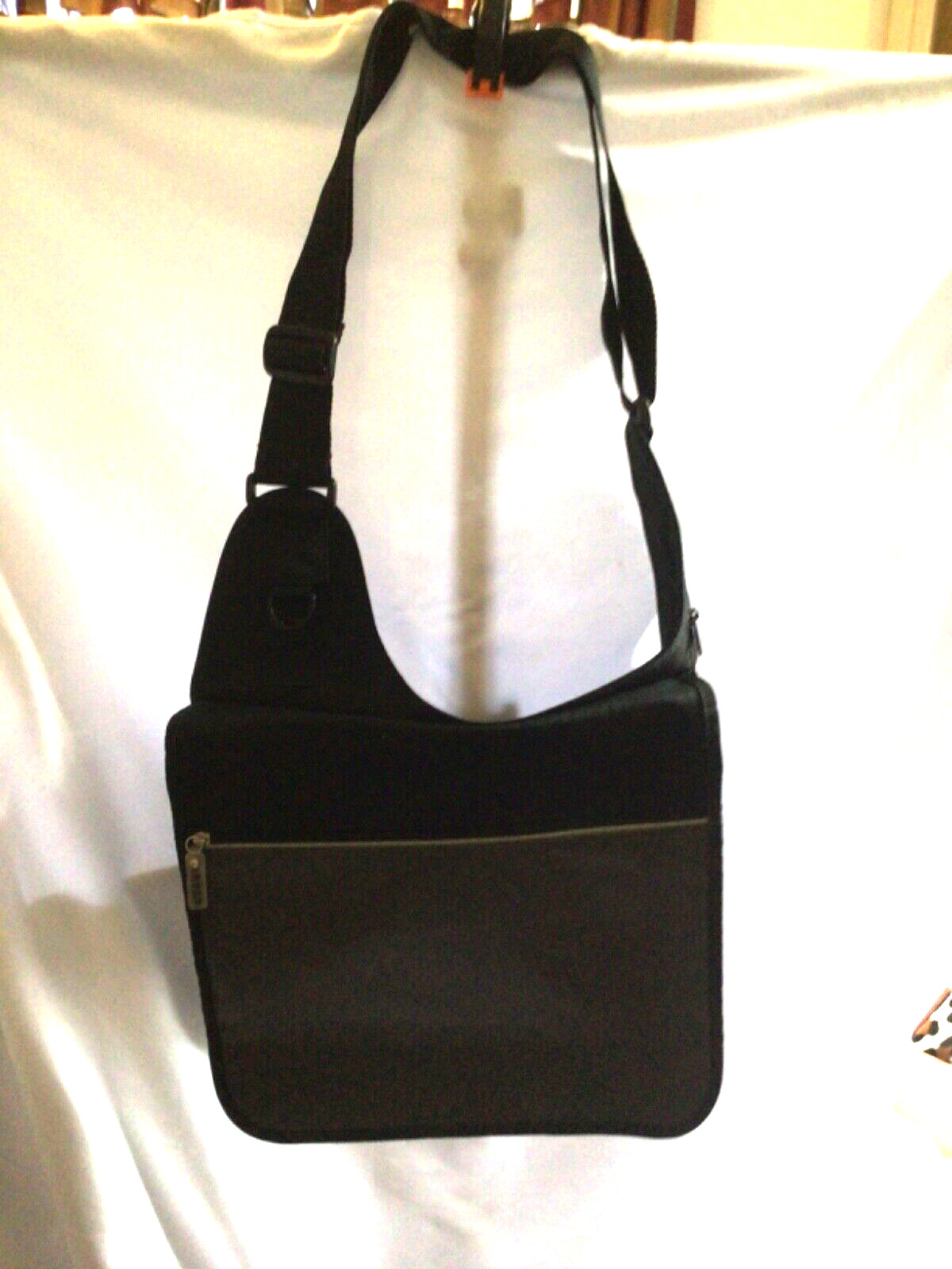 NWOT Men’s Leeds Crossbody Shoulder Sling Business Man Bag Black