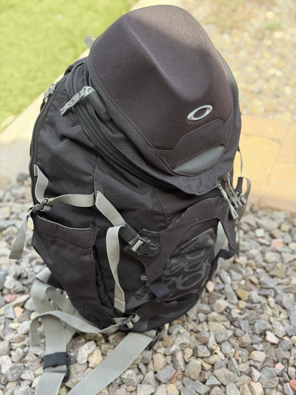 Oakley Kitchen Sink Backpack 34L – Black/Sliver Pre-owned
