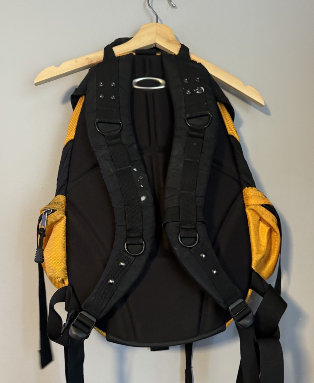 Oakley Icon 1.0 Backpack – Yellow/Black – Vintage – Genuine