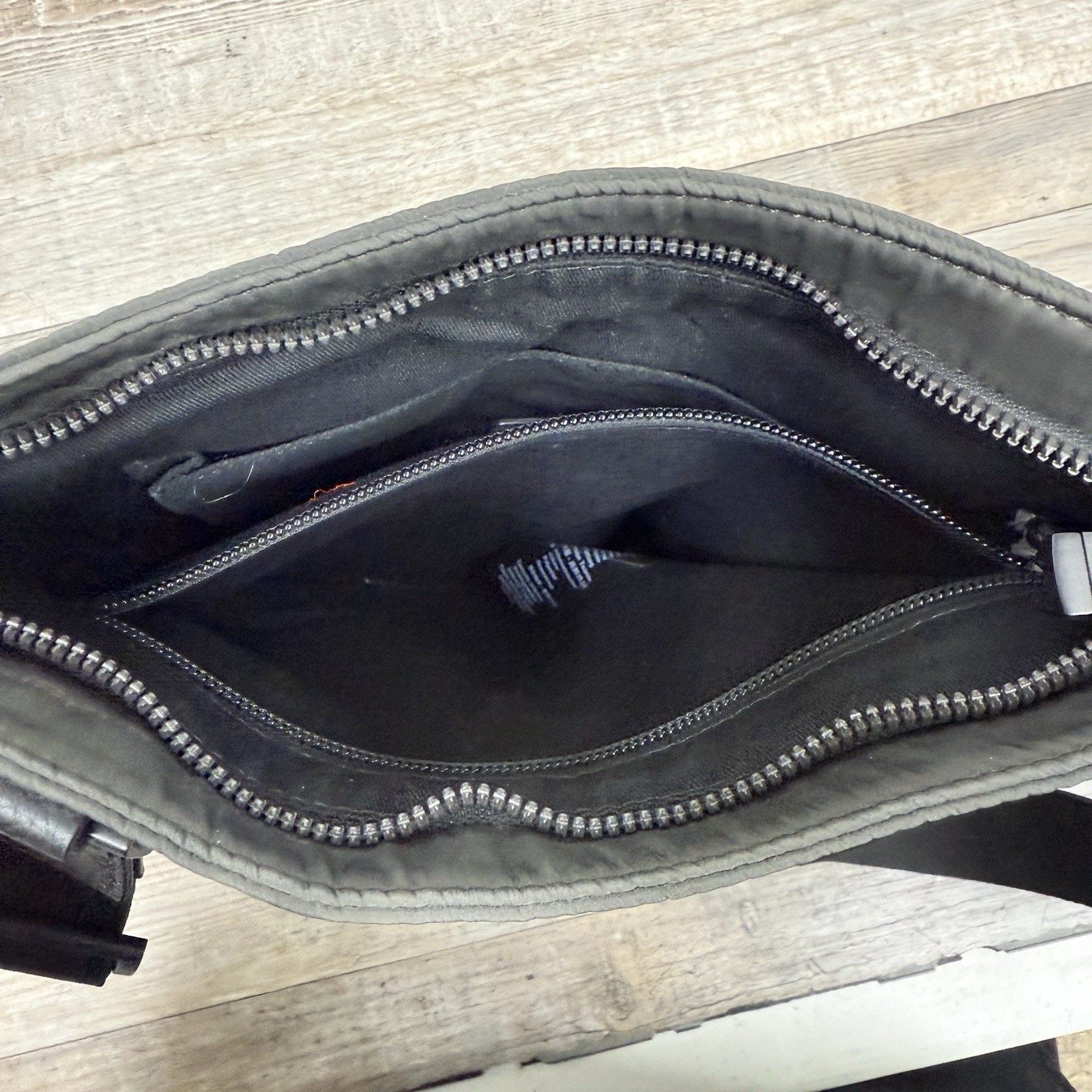 NWT EMPORIO ARMANI SMALL BLACK LEATHER MESSENGER BAG YLWZV Y4M055