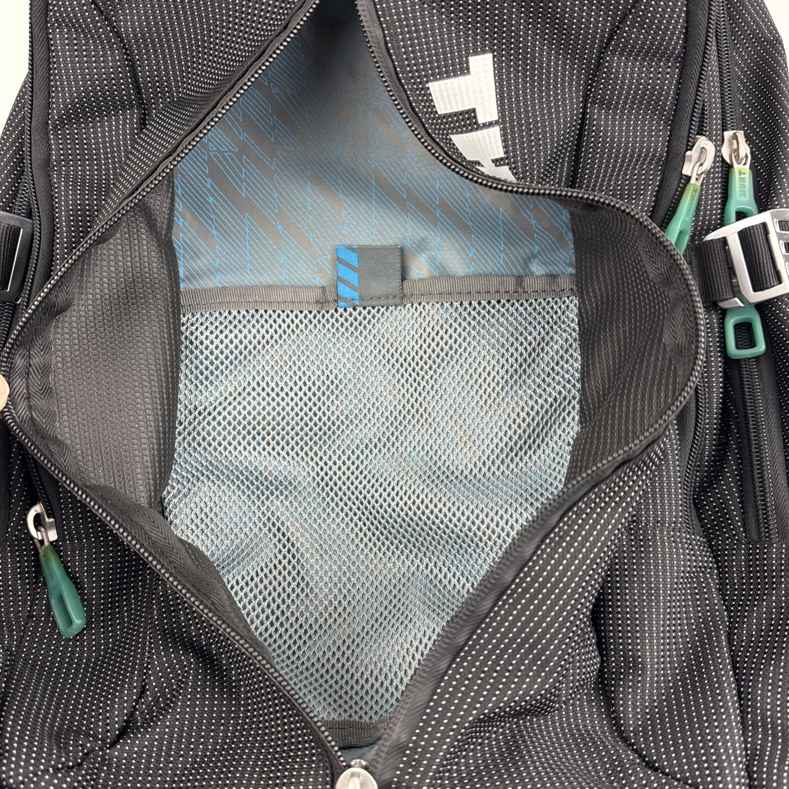 THULE Crossover Backpack Computer Travel Laptop Black w White Spec