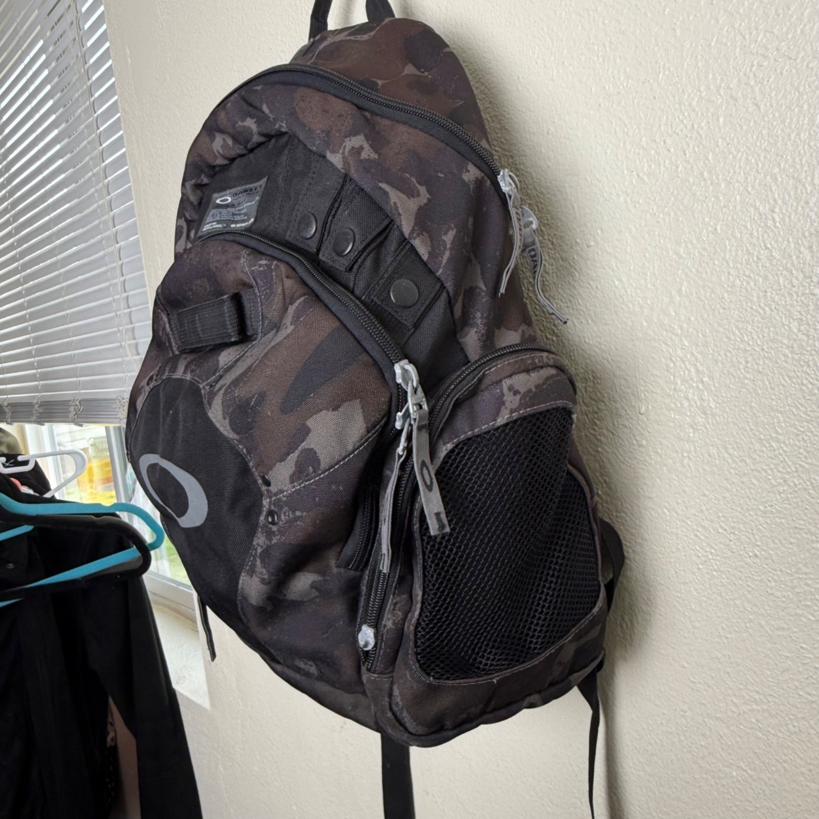 Vtg Oakley Planet Pack Black Camo Tactical Backpack Y2K *Flaw*