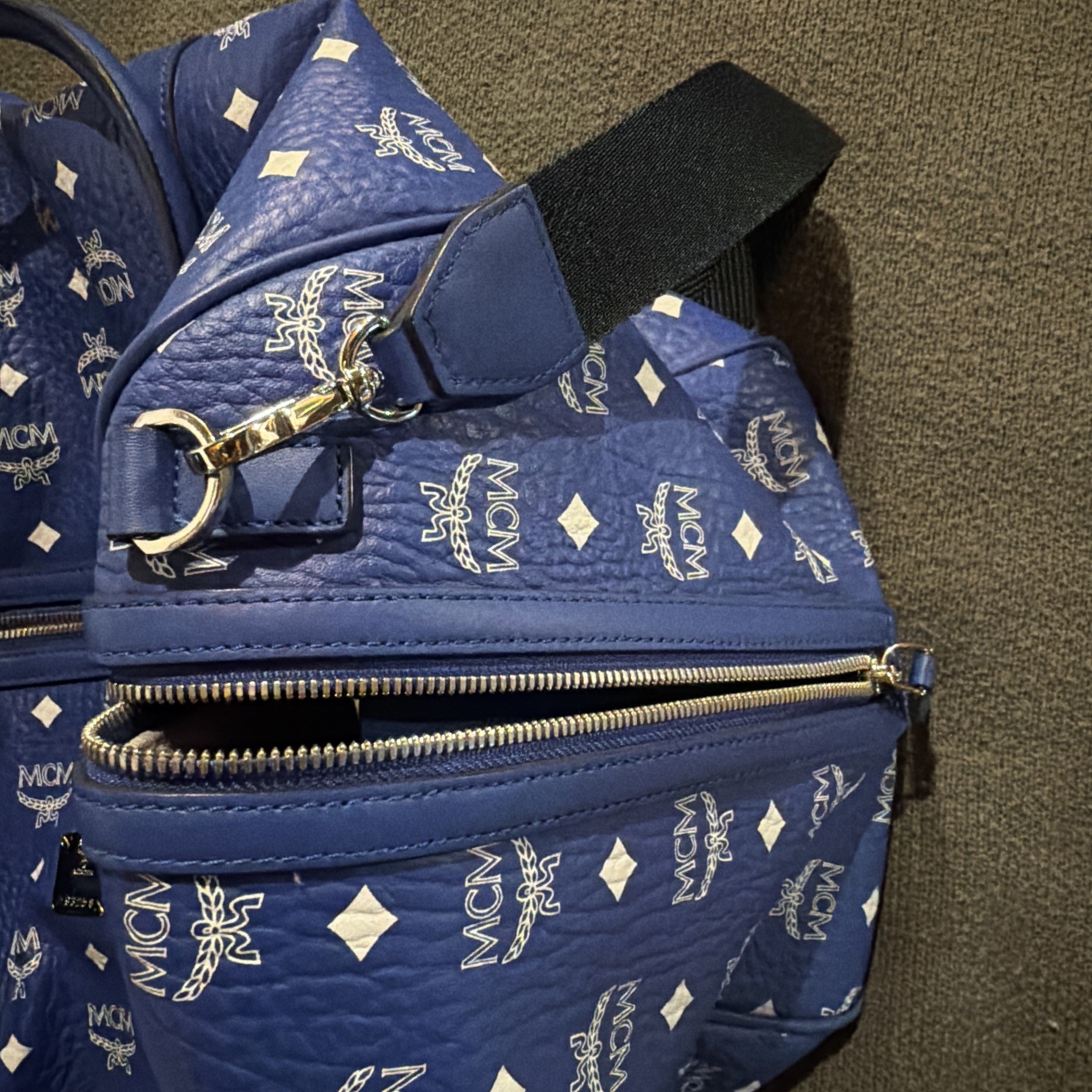 MCM Ottomar Weekender in Visetos 50cm/20″ Color: SURF THE WEB (COLBOLT BLUE)