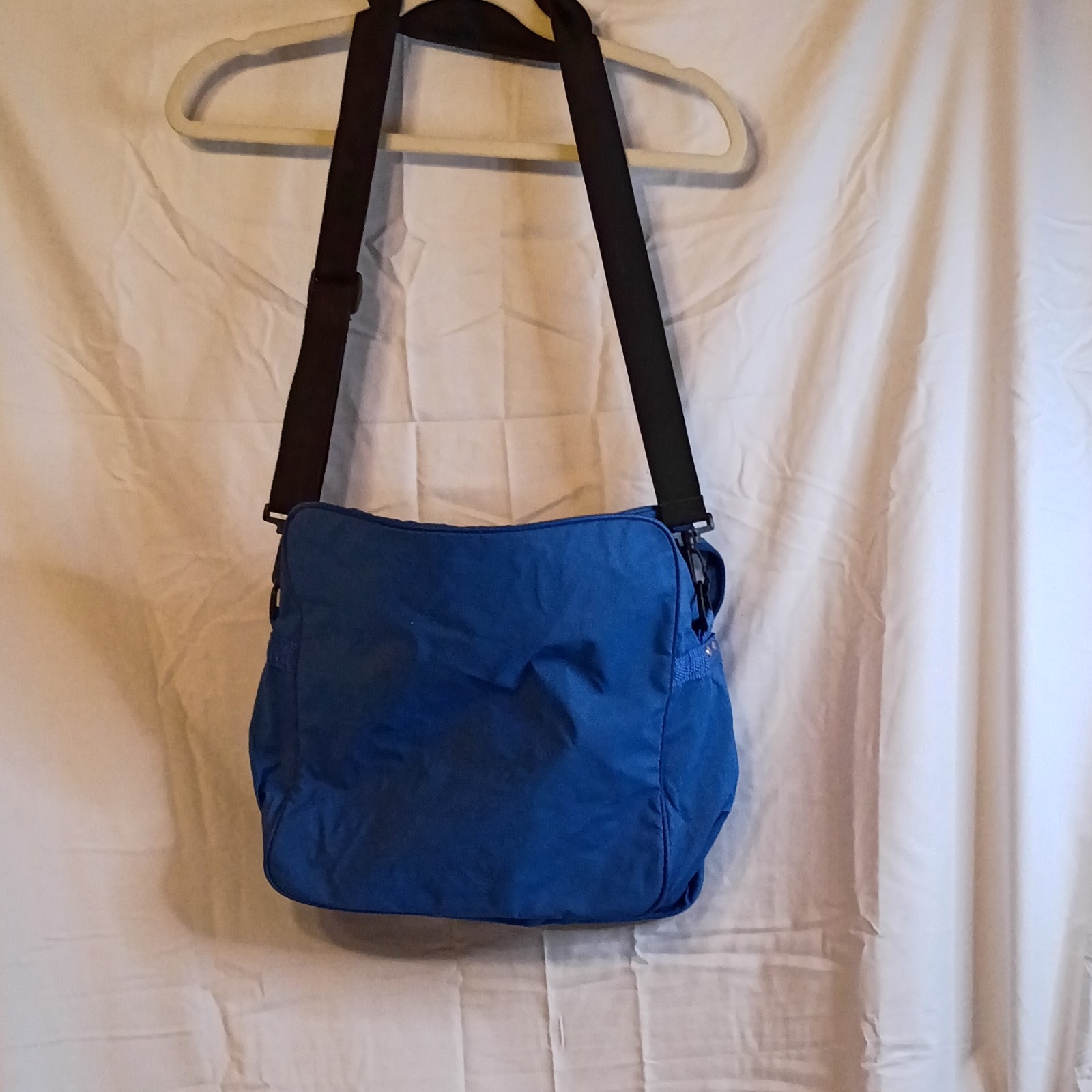 Trafalgar Men’s Medium Blue Striped Messenger Bag Zip Shoulder Strap Adjustable