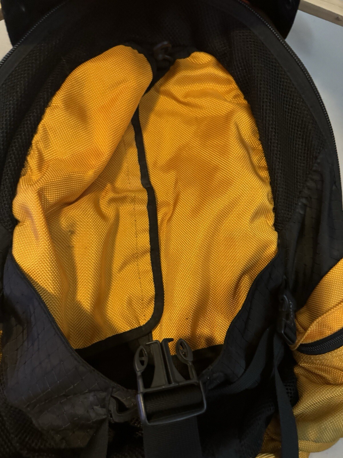 Oakley Icon 1.0 Backpack – Yellow/Black – Vintage – Genuine