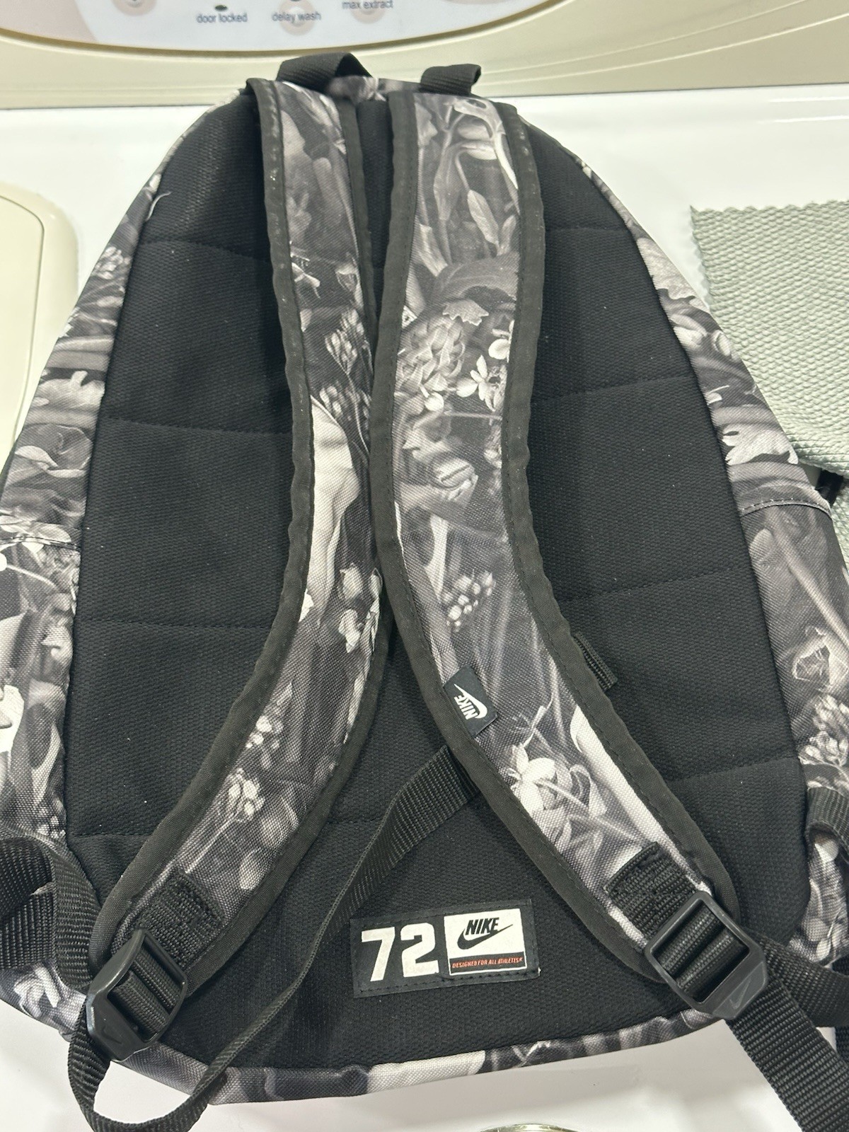 Black and white Nike backpack EUC!!!