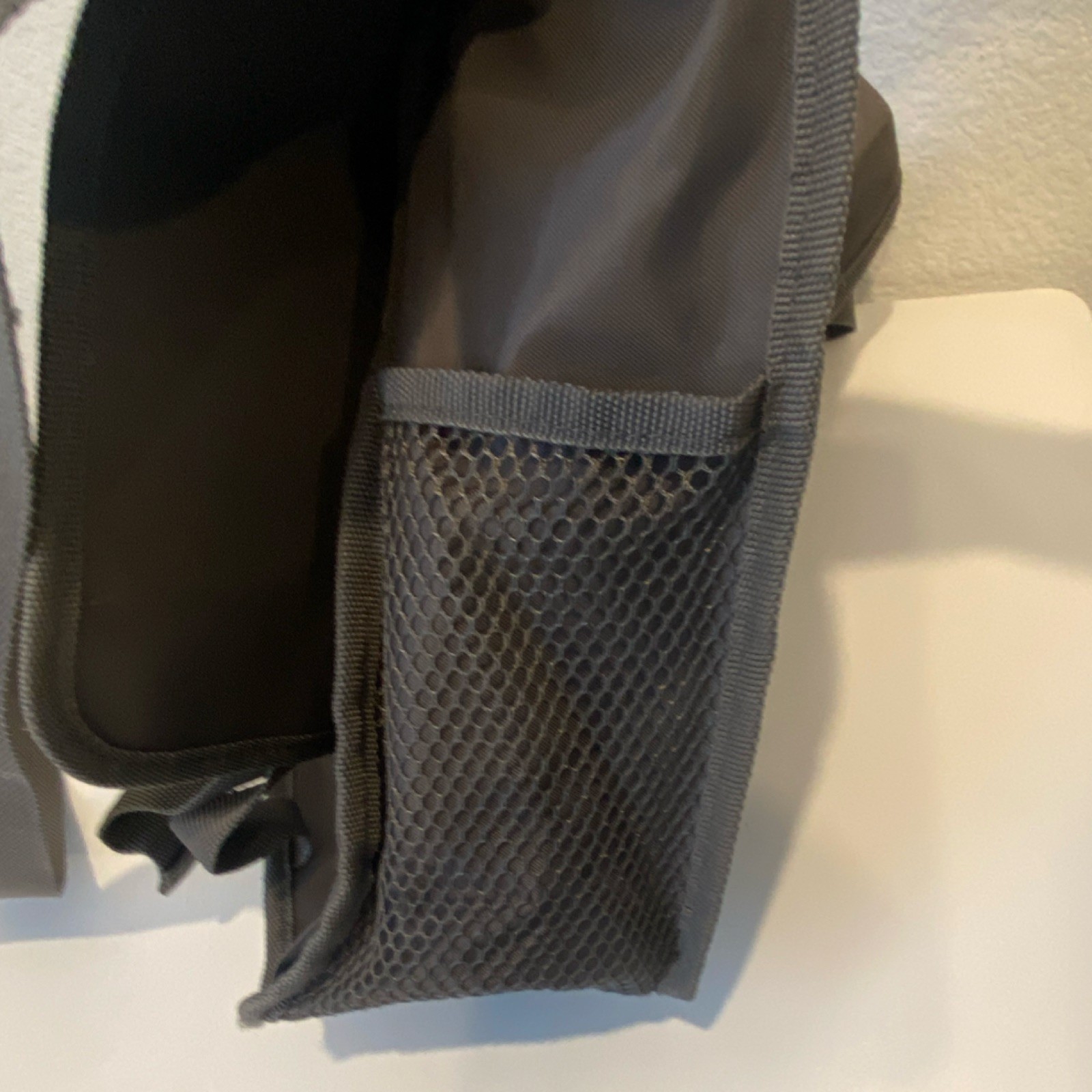 Kenneth Cole Reaction Crossbody Messenger Bag Gray Green Accent Adjustable Strap