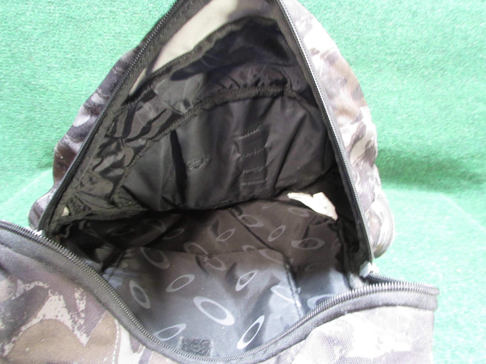 Oakley RN 96548 CA 35460 Kitchen Sink Heavy Duty Backpack – Black/Grey Camo