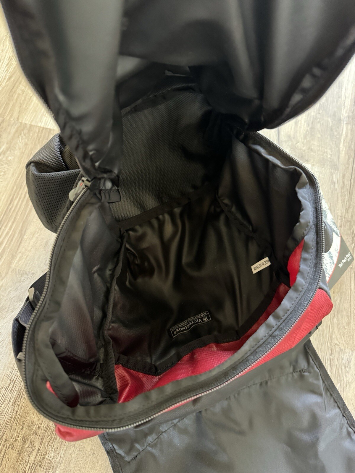 NWT Victorinox Shoulder Tote Docking Bag Attaches To Trek Pack Plus 39624 Emotio