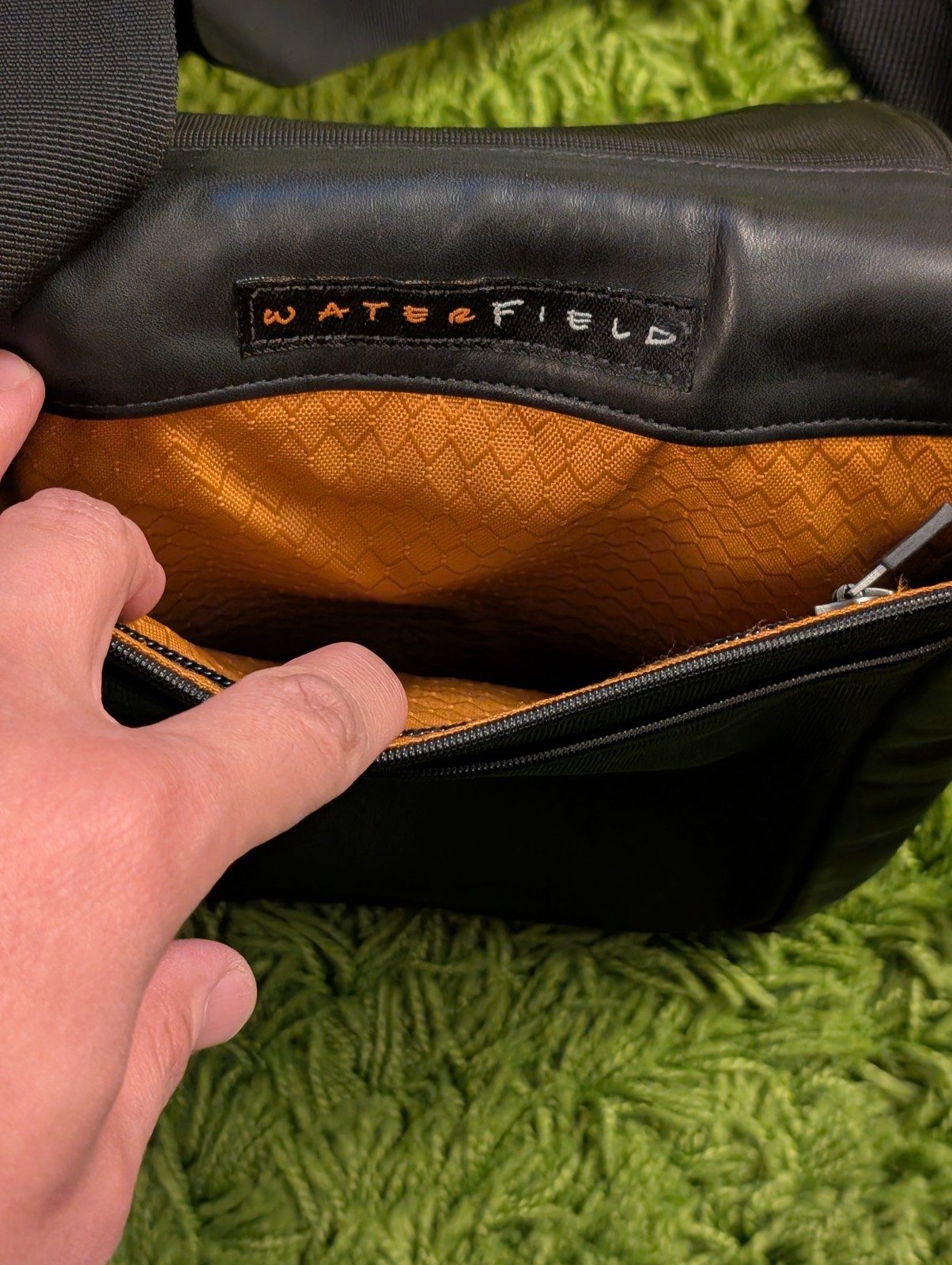 WaterField Muzetto Compact Leather Vertical Messenger Black Made in SF USA