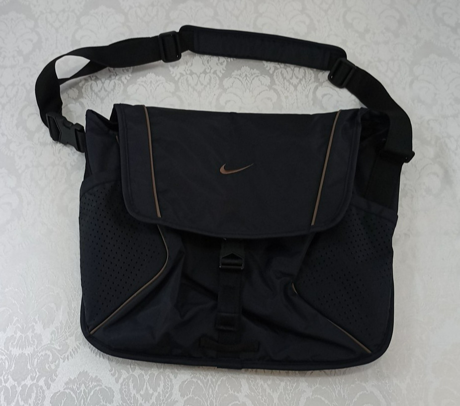 Nike Sportswear Essentials Messenger Bag 15L Black Ironstone DJ9792-010