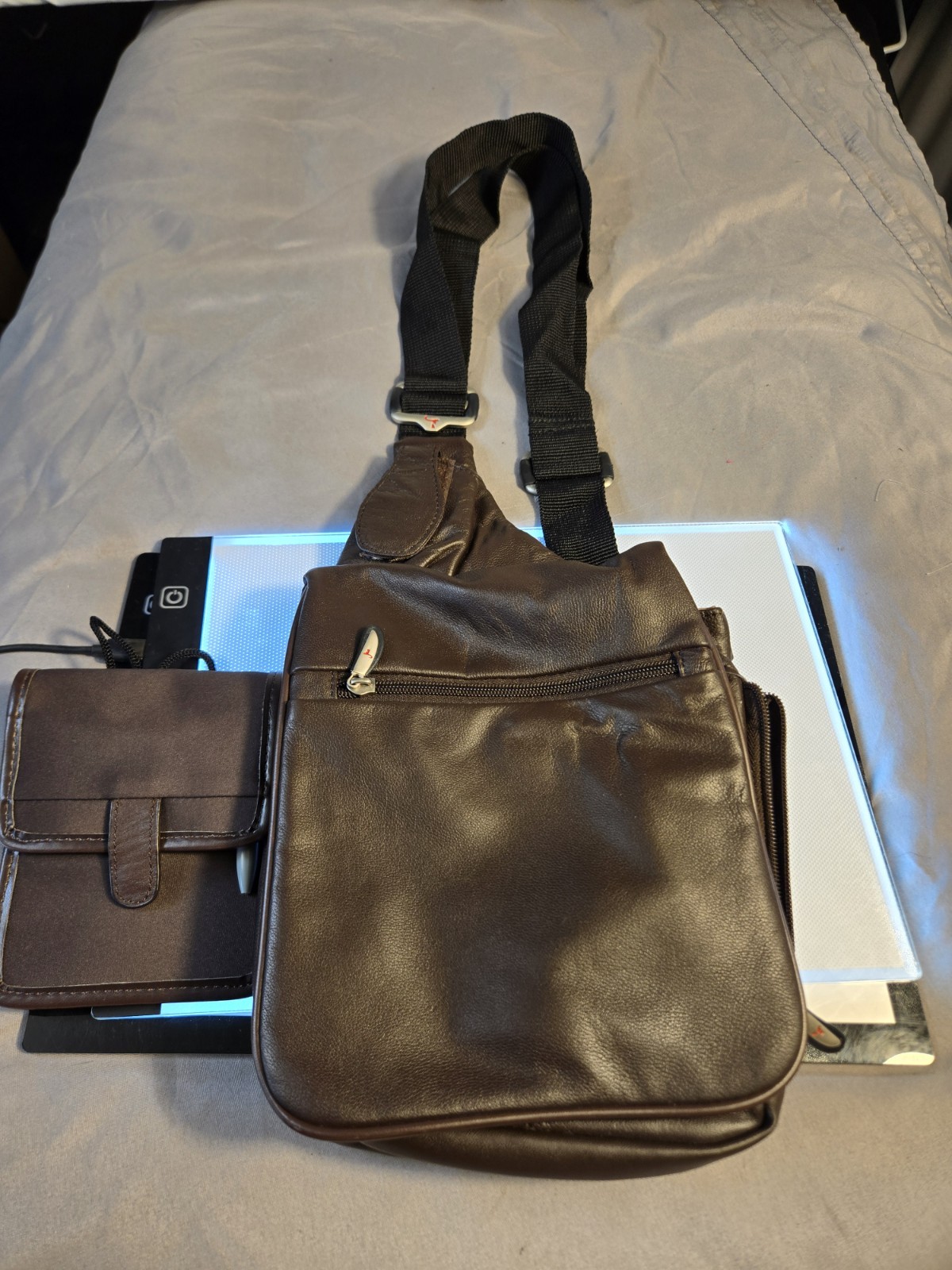 Travelon Crossbody Messenger Bag Zip Snap Adjustable Strap Pockets Men Brown