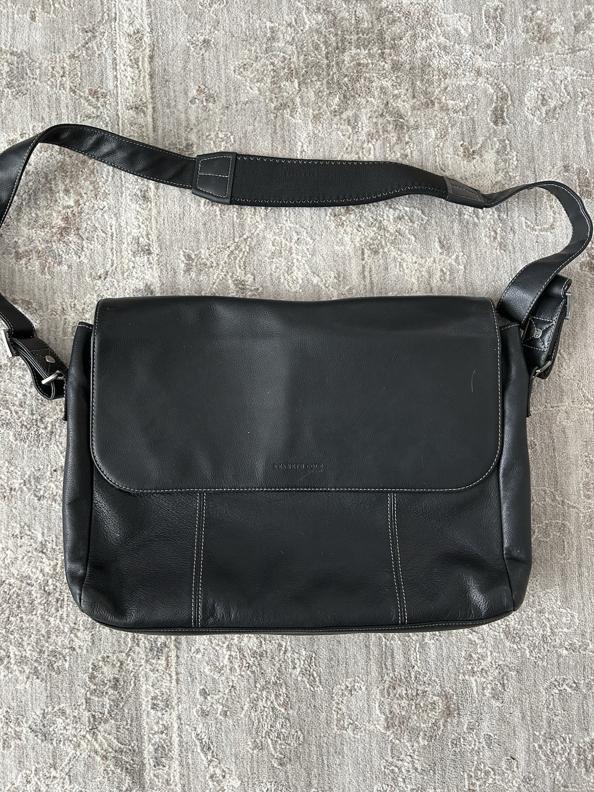 Kenneth Cole Reaction Black Leather Crossbody Laptop Messenger Bag Minimalist