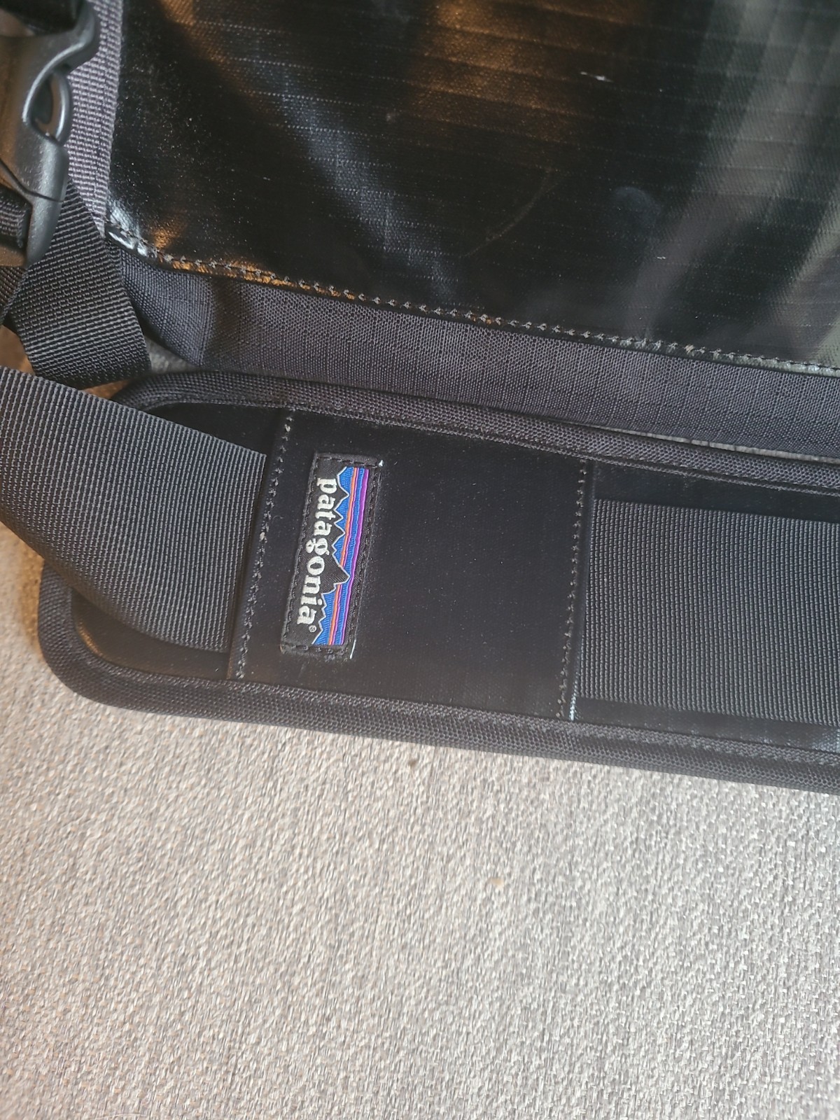 Patagonia Black Hole Messenger Bag Black Enamel 12.5″x20.5″ Travel