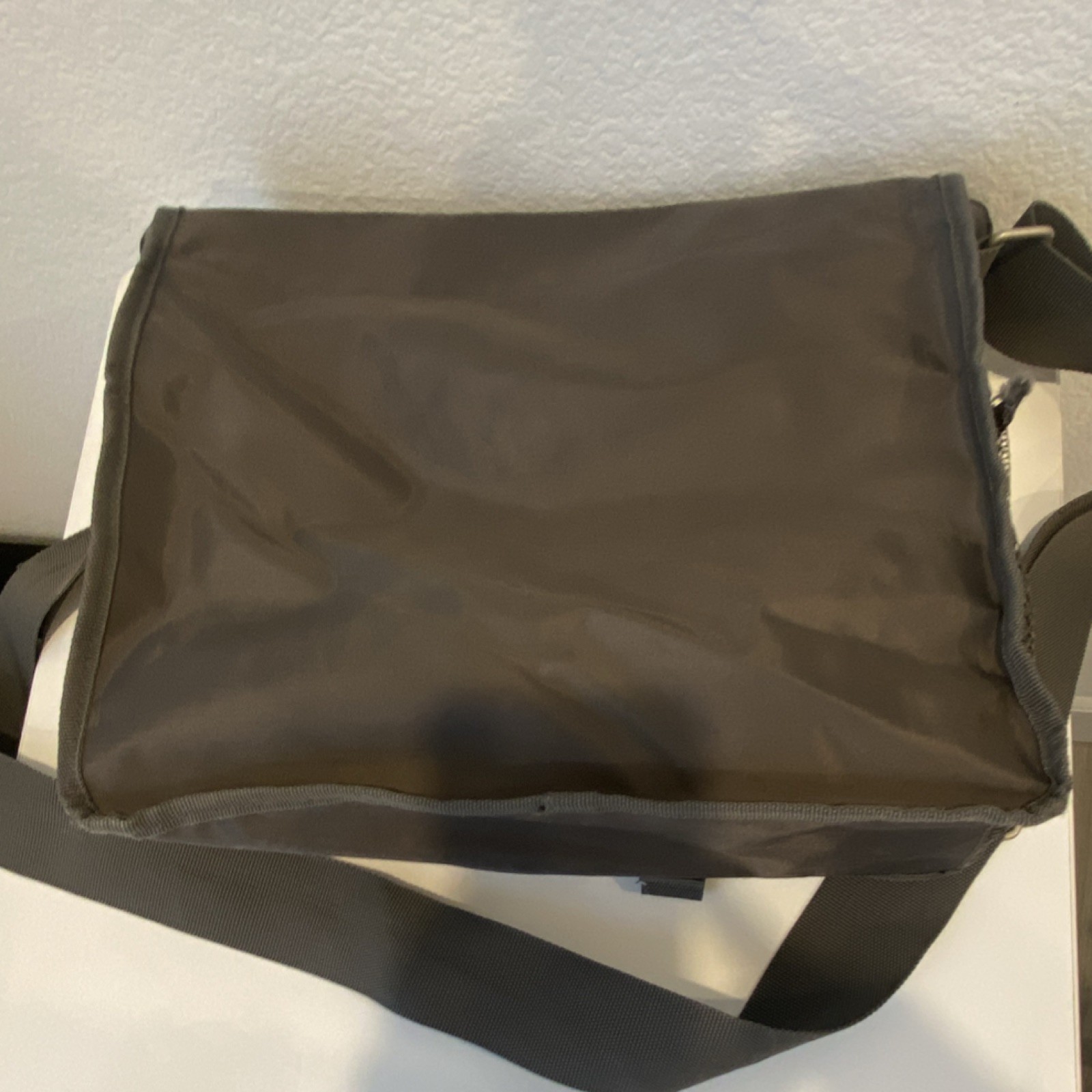 Kenneth Cole Reaction Crossbody Messenger Bag Gray Green Accent Adjustable Strap