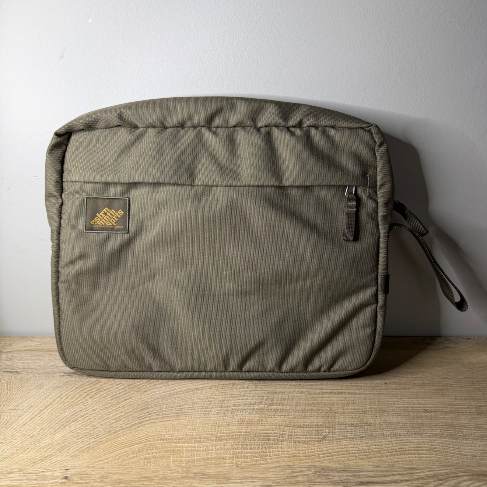 Eastern Mountain Sports EMS Olive Green Padded Travel Hiking Gorpcore Neutral