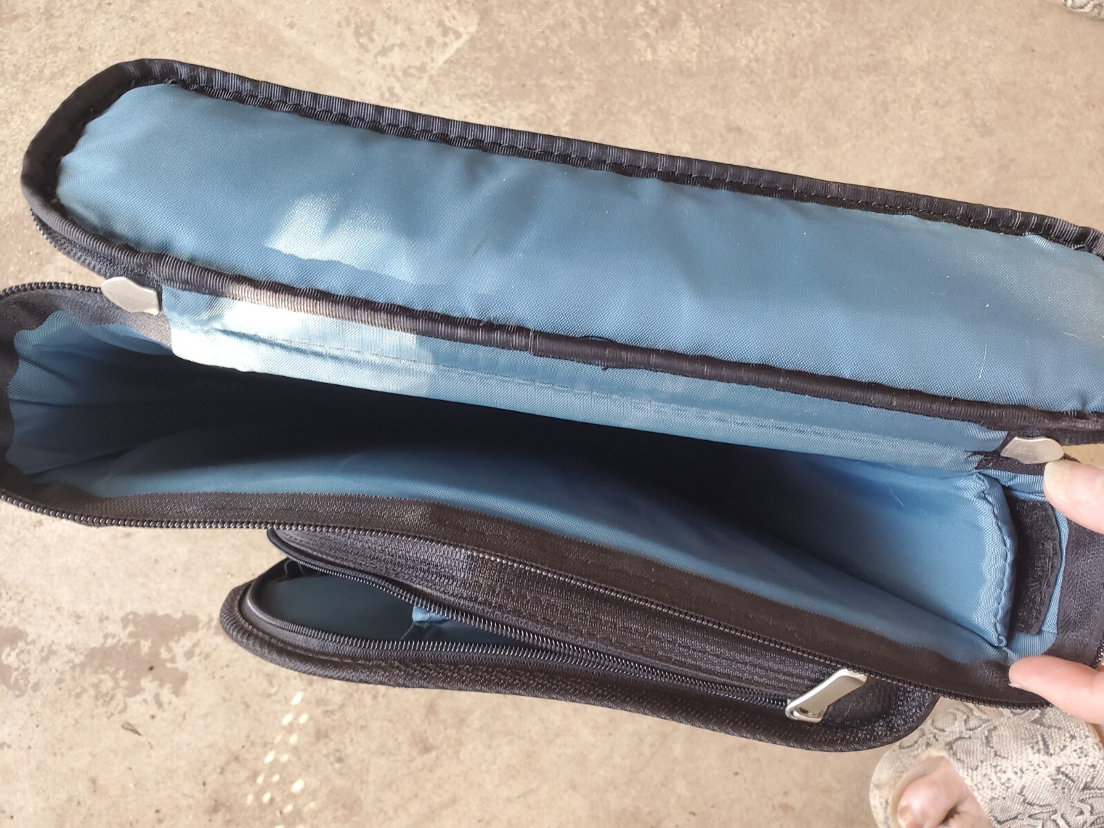 Large Black Gravis Hard Laptop Computer case & bag 16″ x 12″