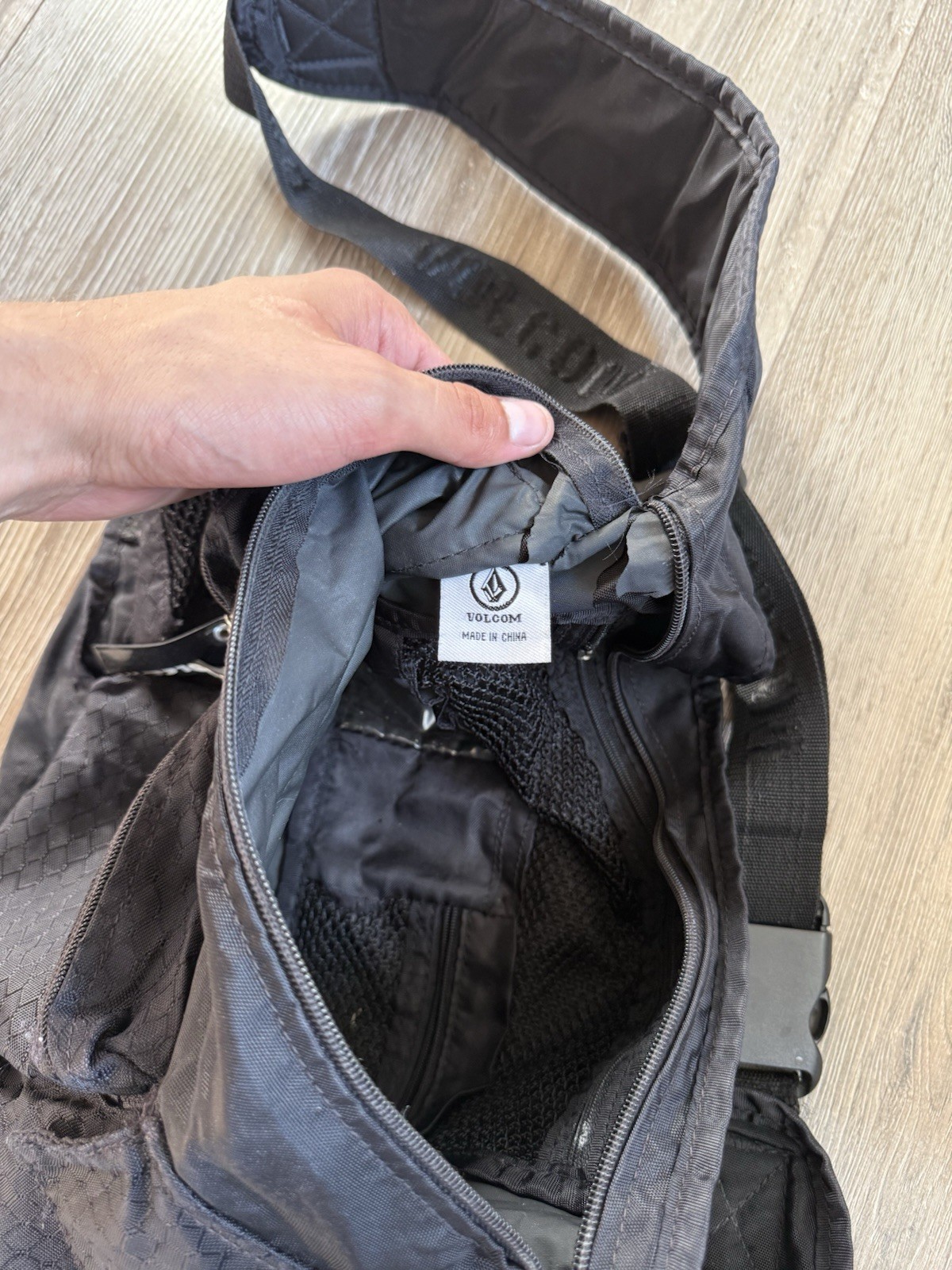 Volcom Shoulder Sling Bag Skateboard Y2K Black Surf Gorpcore