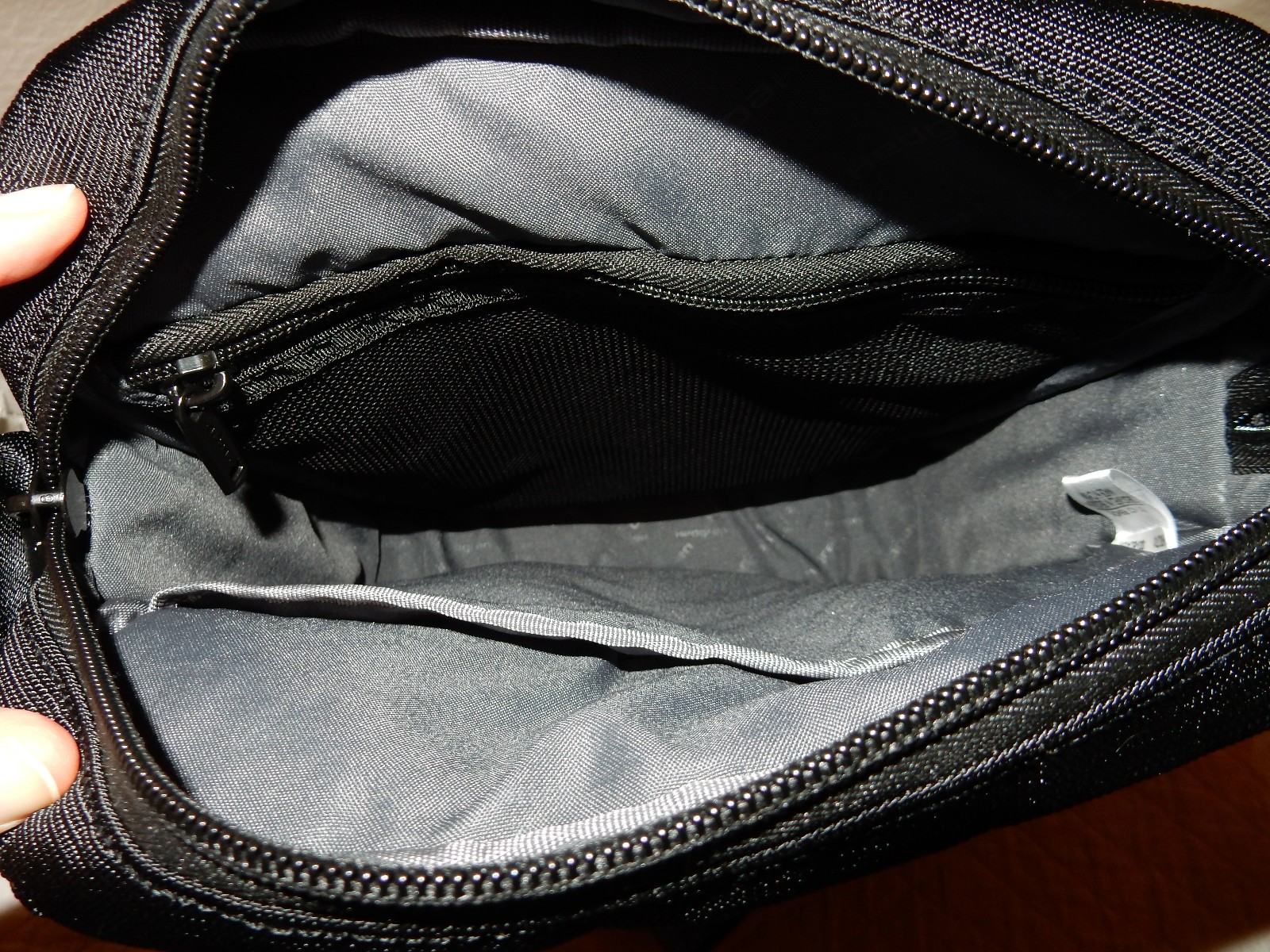 NWT Hedgren Descent Vertical Black Crossbody Shoulder Travel Bag – fits tablets