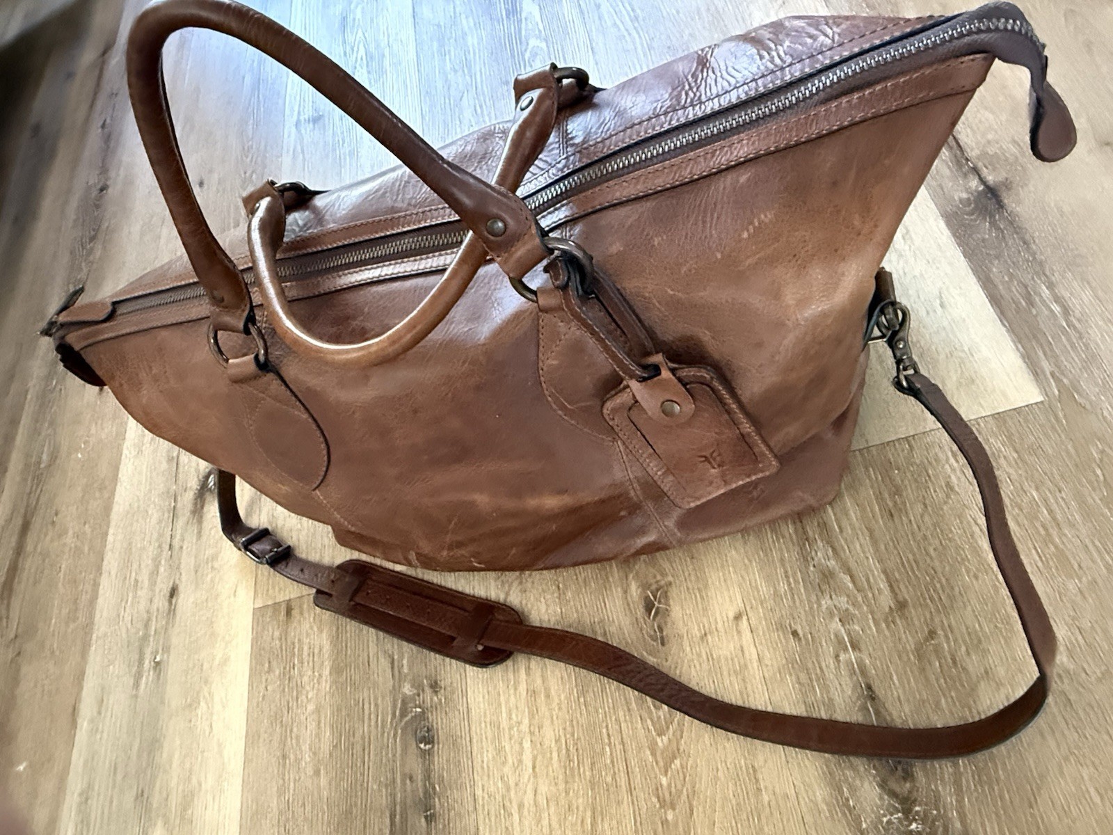 Frye Logan Overnight Leather Duffle weekender bag-cognac