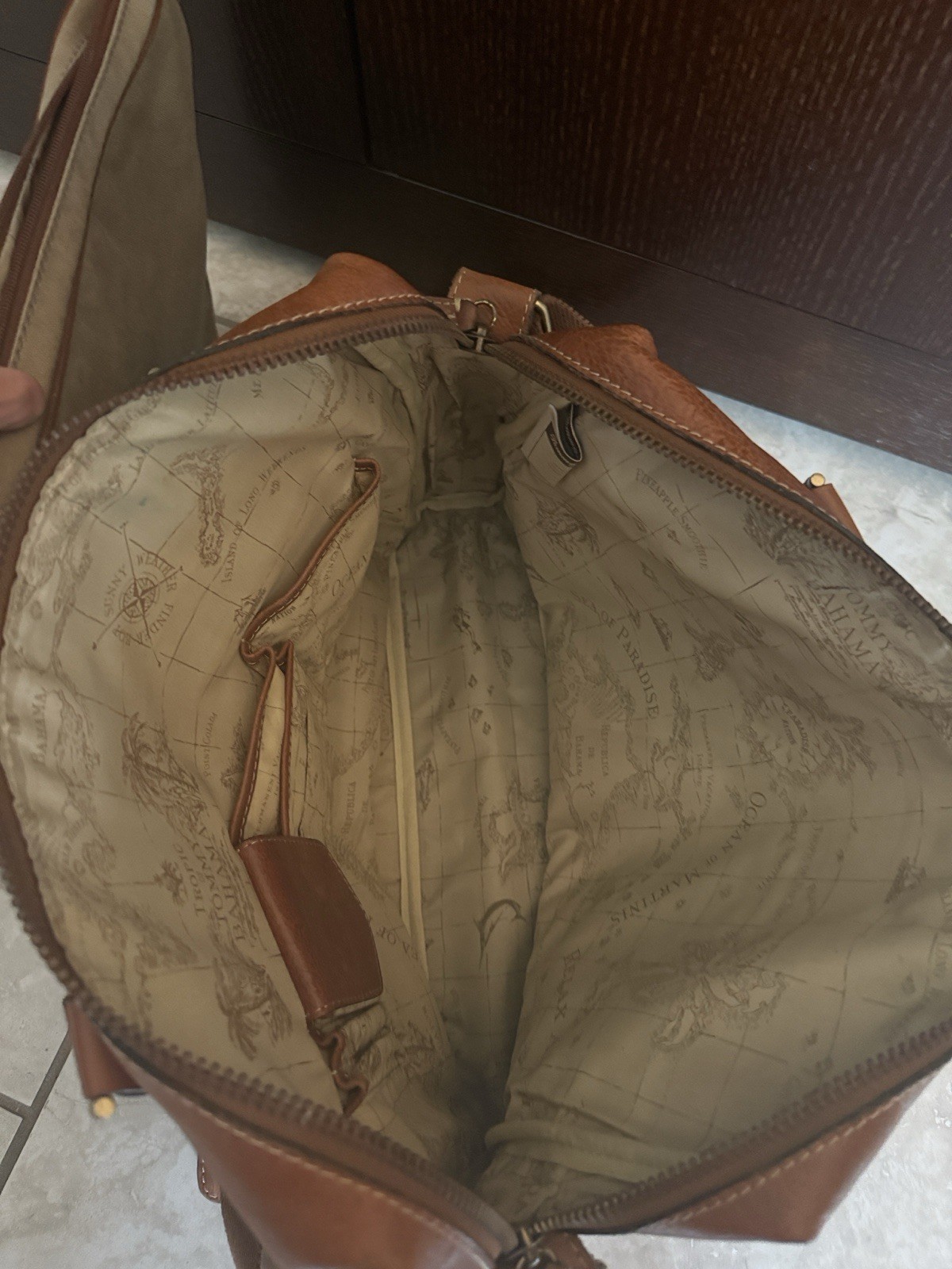 Tommy Bahama Men’s Brown Beige Messenger Bag Zip Buckle Adjustable Strap Pockets