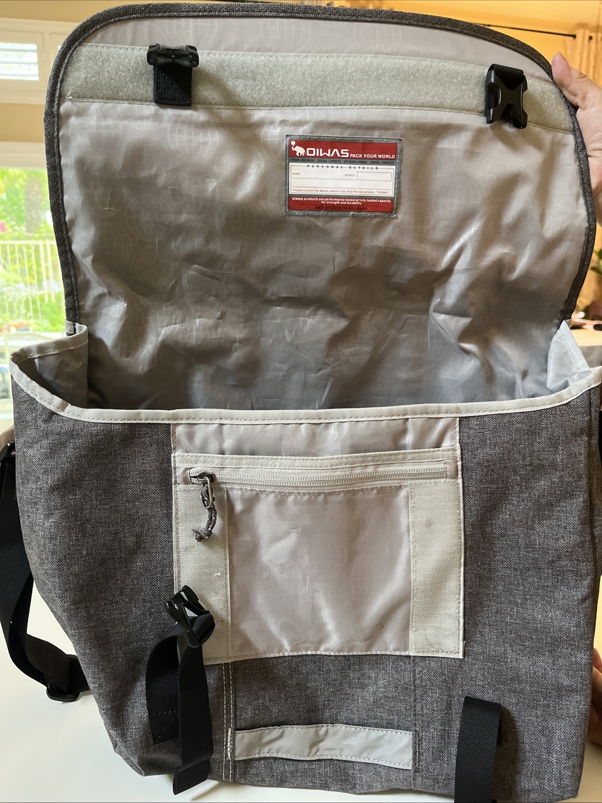 Oiwas Messenger Bag