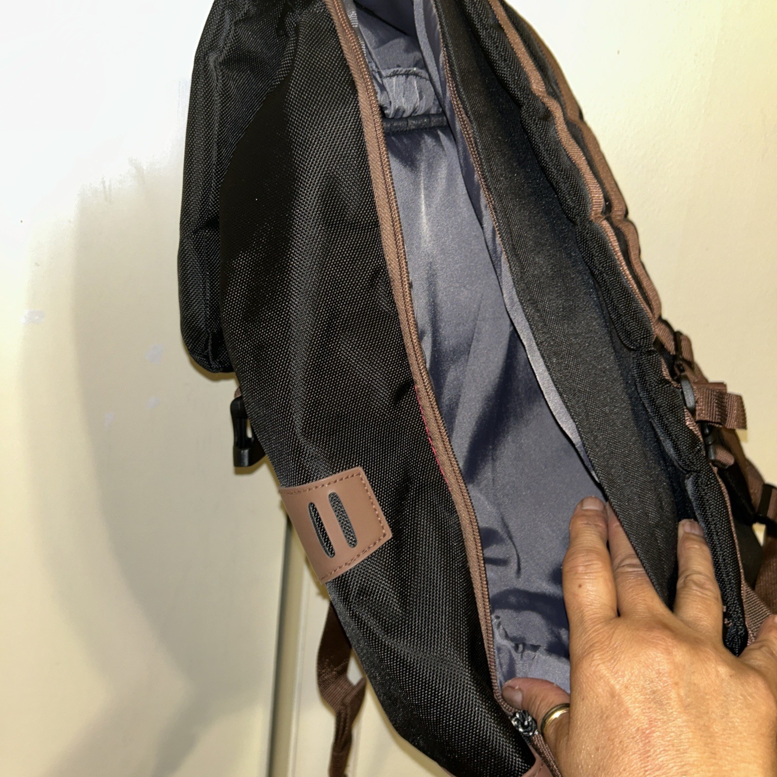 X-Ray X-Large Backpack Black/Brown Adjustable Straps Lots Of Pockets Very Nice