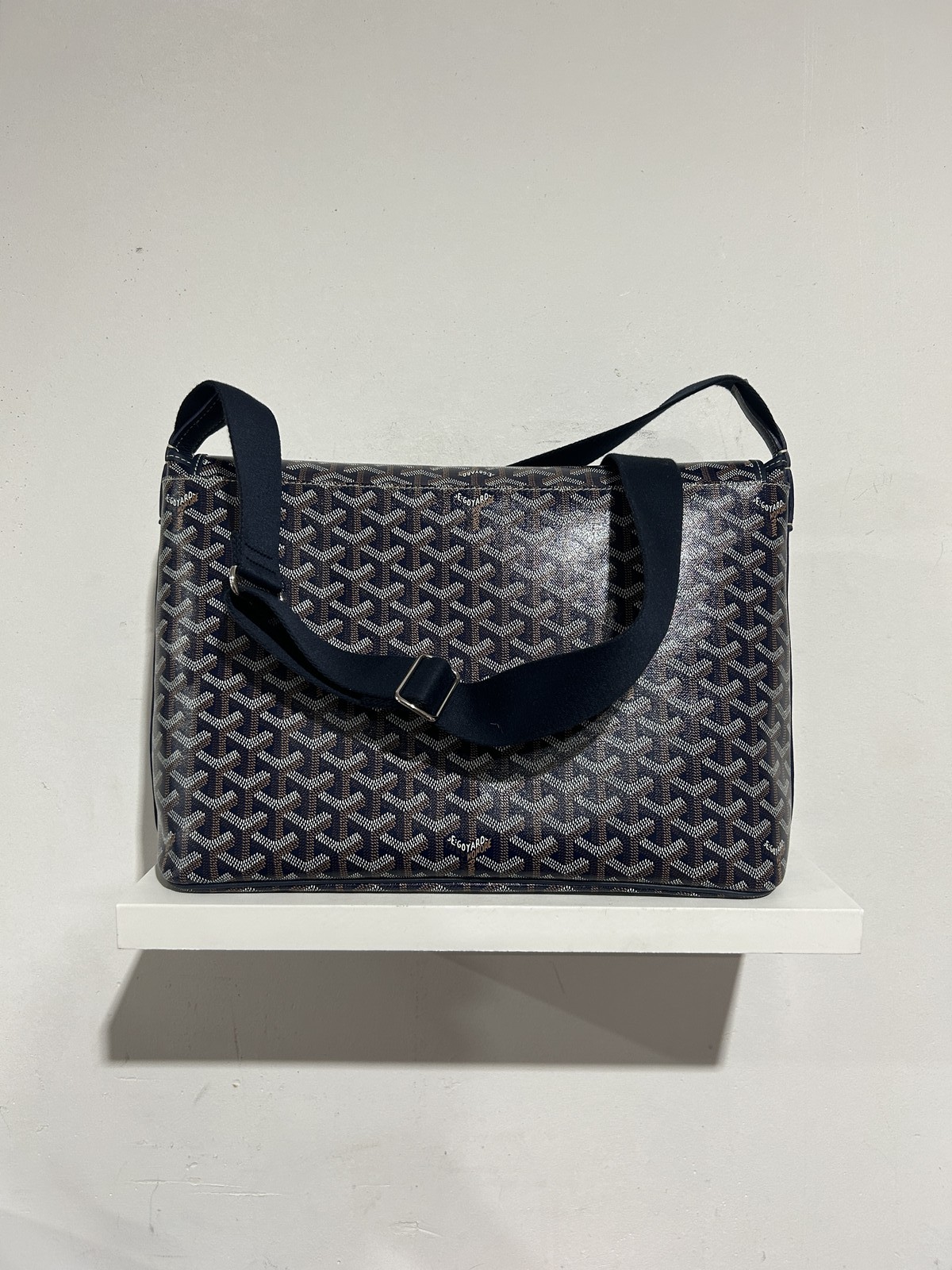 GOYARD NAVY CAPETIEN MESSENGER BAG SIZE MM PREOWNED