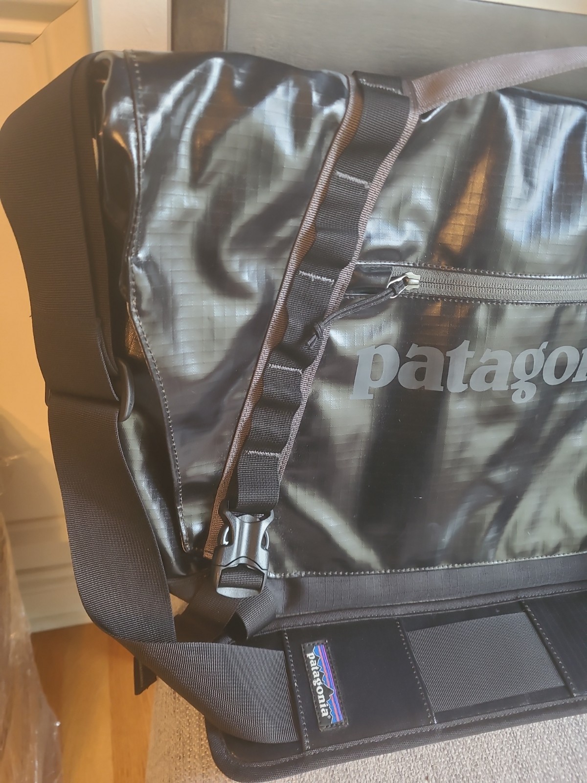Patagonia Black Hole Messenger Bag Black Enamel 12.5″x20.5″ Travel