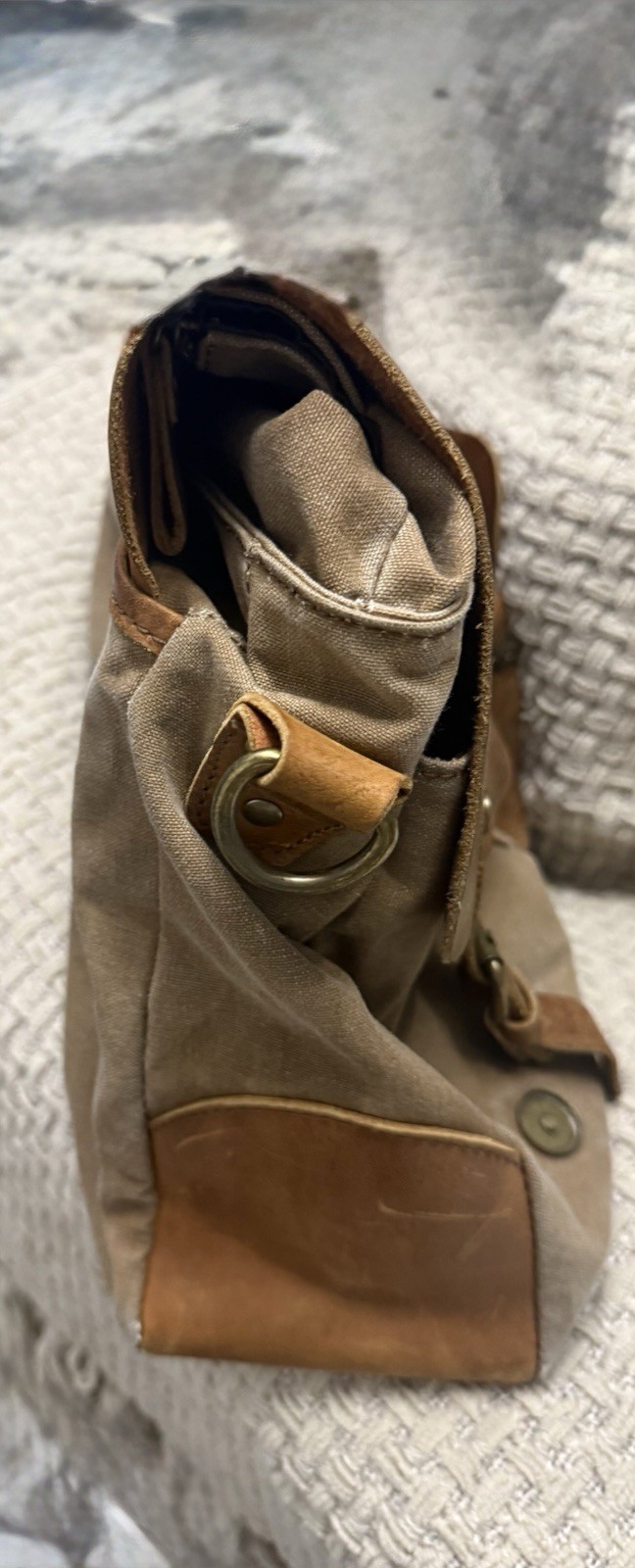 Vintage Travel Brown Messenger Bag Magnetic Buckle Zip with CLASSIC Straps RARE.