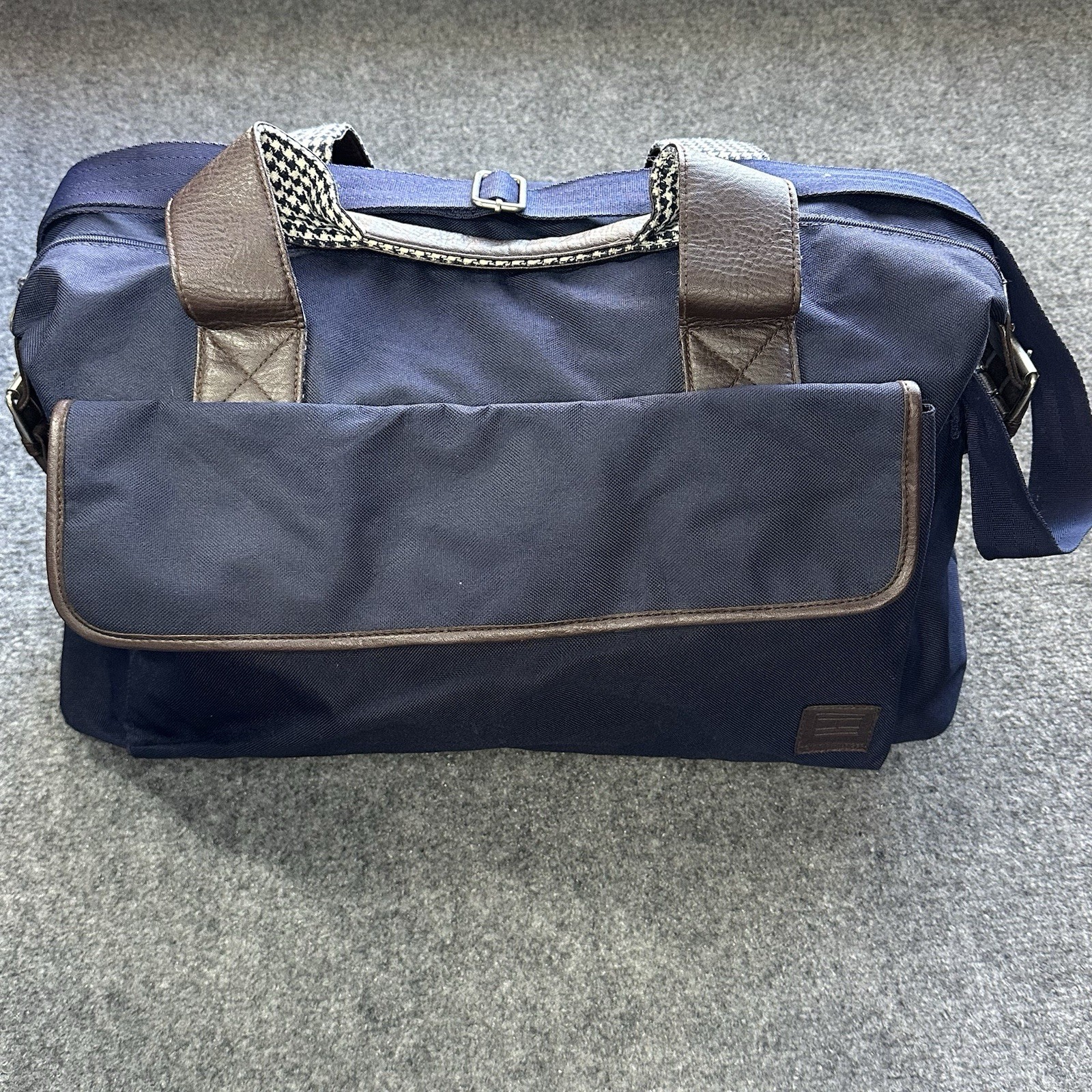 Vintage Tommy Hilfiger Medium Gym Duffle Bag 20”x12”x 7.5” Blue Leather Straps