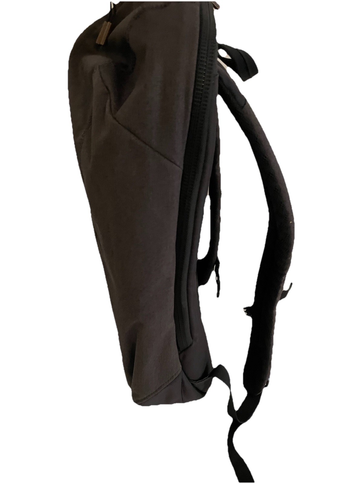 Thule Vea Backpack Daypack 17L Laptop Bag Black NWOT Work Commuter Weekender