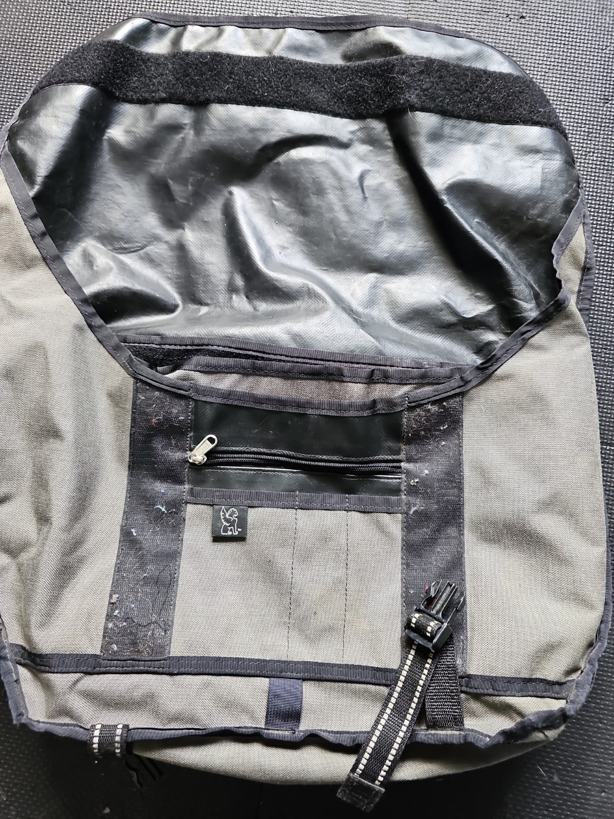 Chrome Industries Extra Large Messenger Bag 24″ Wide Gray/Black