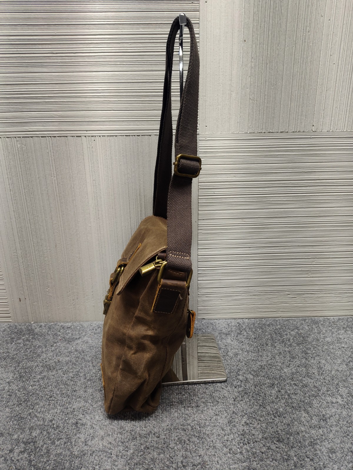 Manificent Men Messenger Bag Brown Black Strap Buckle Lined Back Pocket Outdoor