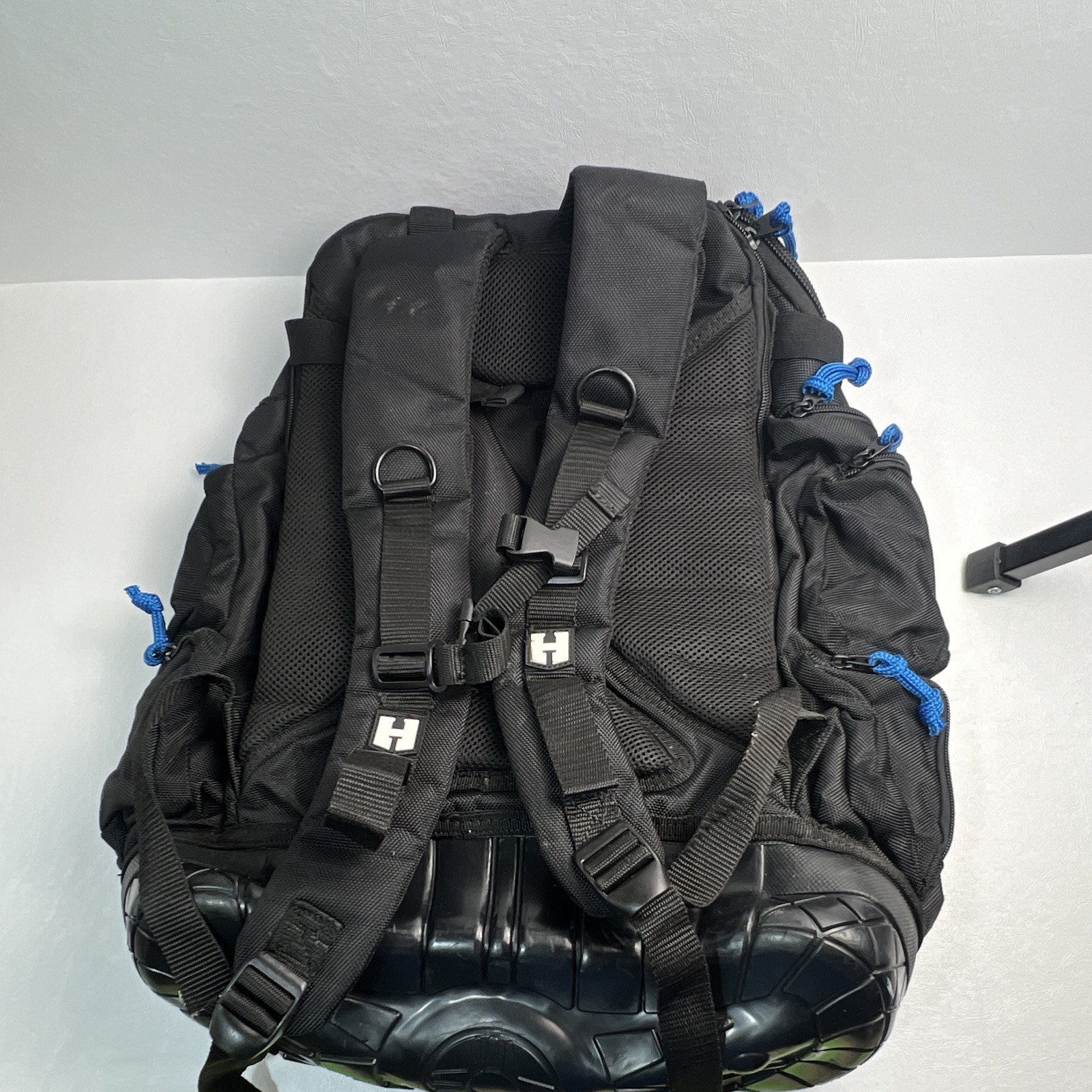 HART Black Large Backpack Zip Closure Adjustable Shoulder Strap Blue Pulls