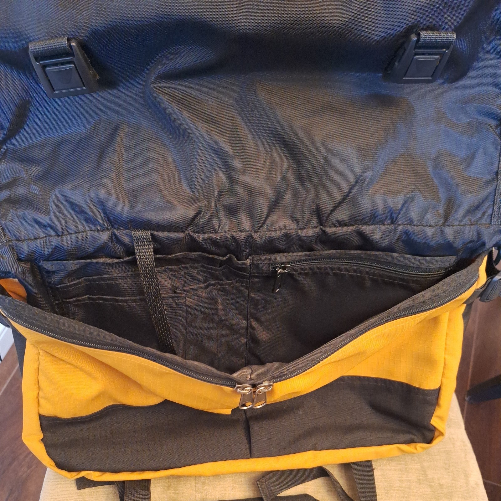 Trager USA Seattle Messenger Laptop Crossbody Bag Travel Black & Green Ripstop