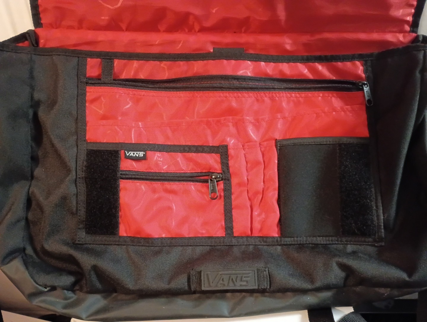 VANS Harbinger Messenger Bag “Off The Wall” – Rare Black / Red – Vintage NEW