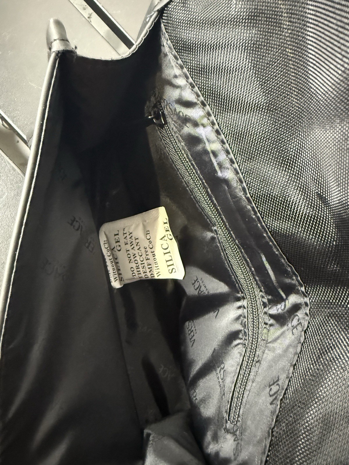 VERSACE FRAGRANCE BLACK INSTITUTIONAL CASE TRAVEL BAG MENS POUCH 8″ X 6″ X 2.5″
